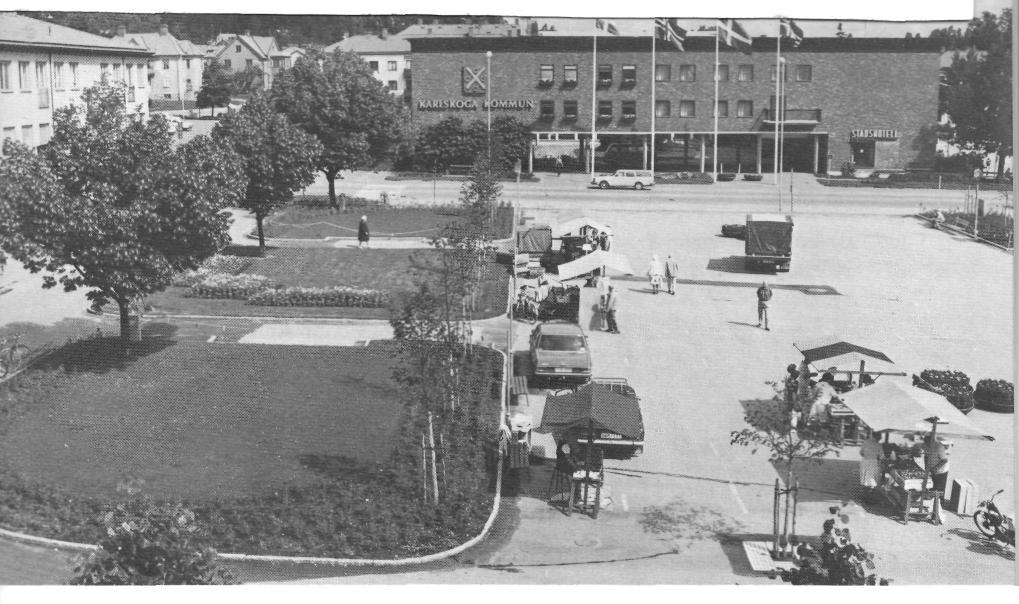 Med åren har torghandeln minskat i betydelse. Stora Torget blev därför främst en parkeringsplats.