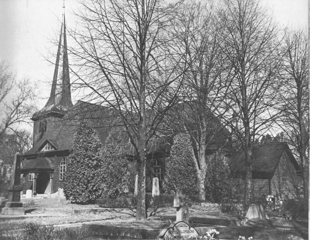 Karlskoga kyrka fick efter utvidgning i etapper sin slutliga yttre form i början av 1700-talet, då den byggdes om till korskyrka.