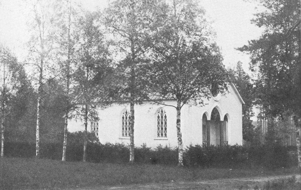 Genom brukets försorg hade särskild predikant placerats i Karlsdal och så småningom uppfördes även kapell och anlades kyrkogård. ningen i socknen år 1878.