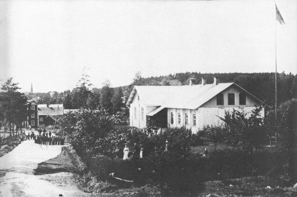 Den s k vita skolan vid Loviselund kom att överleva den 20 år senare uppförda röda skolan, som bl a gav landsvägen en annan sträckning än den bilden visar. noga specificerade för varje skola.
