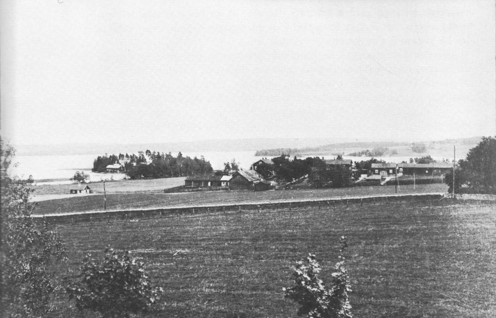 Två bondgårdar inom Bregården inköptes 1875 och 1891 för att nyttjas som fattiggård. Lantbruk bedrevs även därefter och de öppna åkrarna sträckte sig från järnvägen ner till Möckeln.