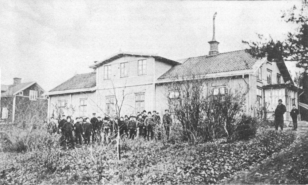 Sandmo skola i början av seklet med barnhemmet Sigridsberg. utnämnde skola, hvilken att börja med endast skulle omfatta omkring 12 fattigvårdens barn.