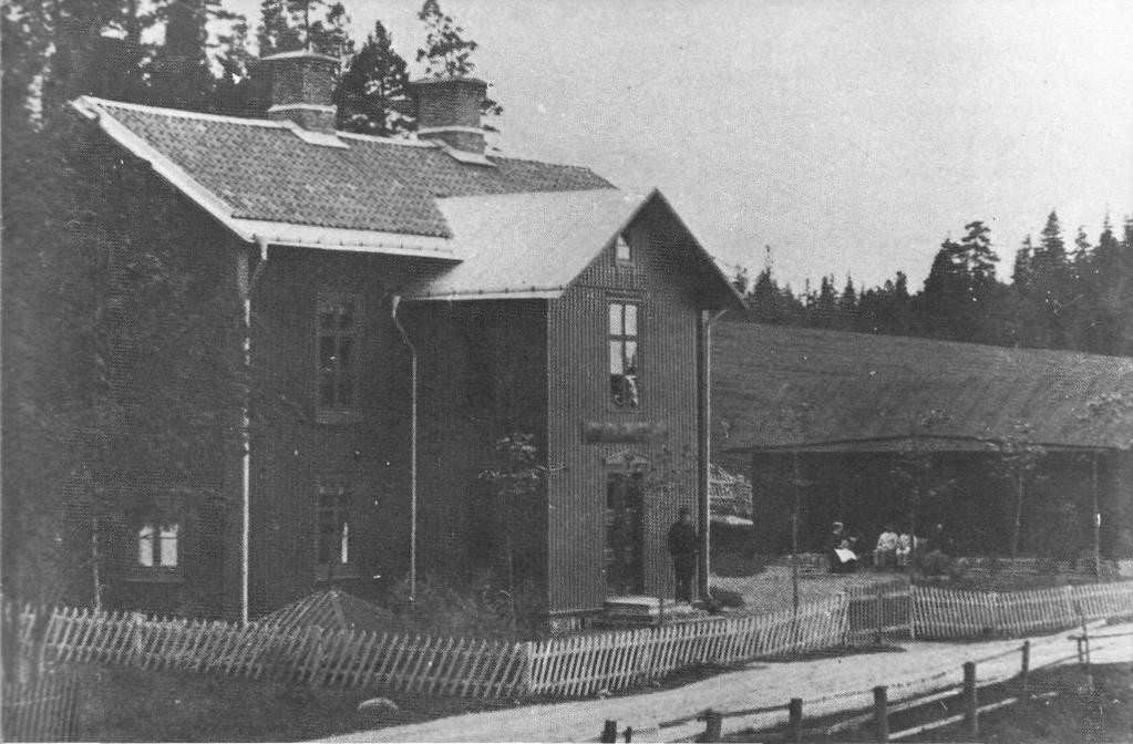 Karlskogas första sjukstuga på Rävåsens östra sluttning hade tidigare varit fattiggård och högre folkskola. Även senare kom byggnaden att få många skiftande användningar.