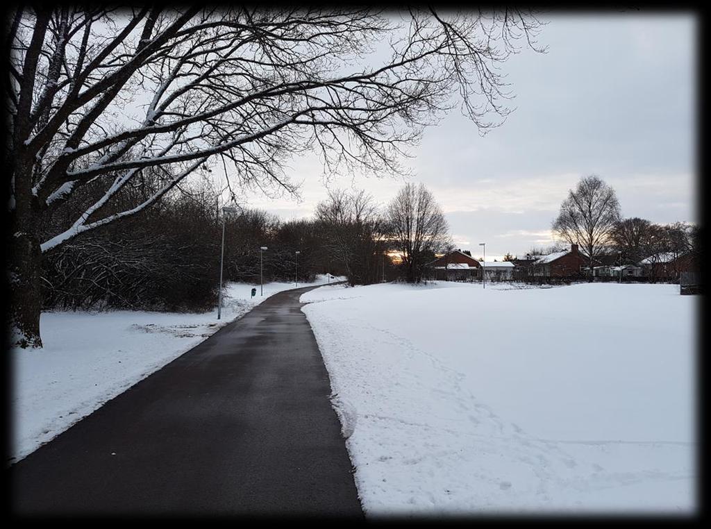 Västerås stad Teknik- och fastighetsförvaltningen Dnr: 2016/00351 Treårigt test med sopsaltning Uppföljning av vintersäsongen 2016/2017 Bild. Sopsaltad gång- och cykelbana.