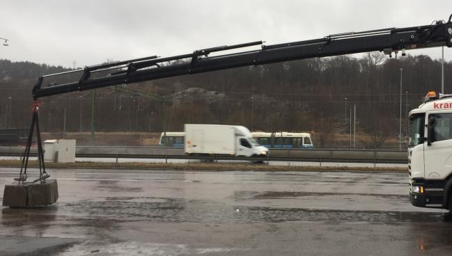 Figur B.4. Lyft över hytt med en Fassi F545 kran och motsvarande moment i Catia. Som kan ses i figur B.