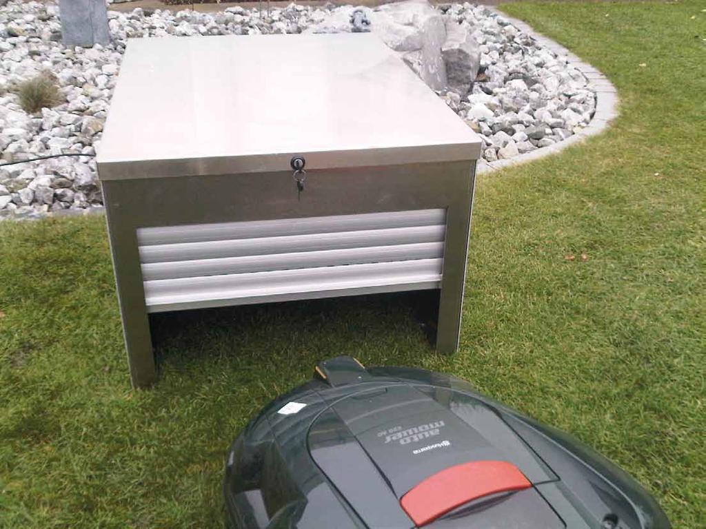 Dörren till garaget är helt automatisk och är synkroniserad med din robotklippares timerinställningar och går inte att öppna i stängt läge.