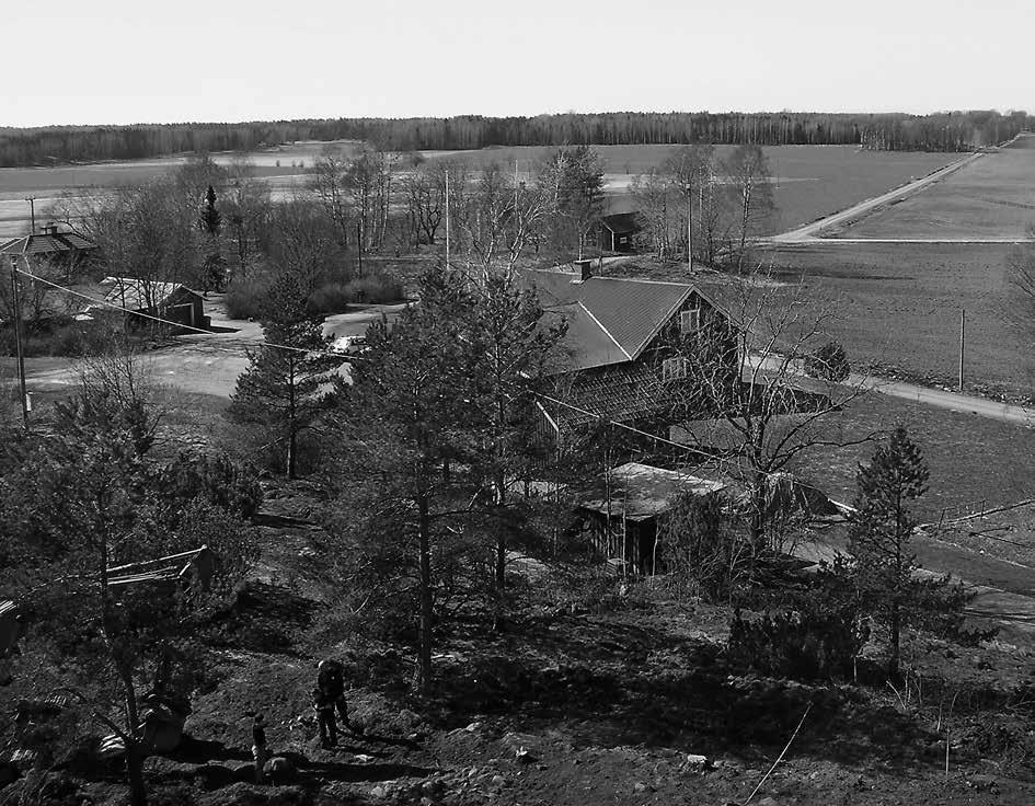In Situ Berg en kommunikativ plats på Värmlandsnäs 97 Figur 1. Landskapet väster om utgrävningsplatsen vid Berg. Strax till höger utanför bilden, bortom den flacka åkermarken, ligger Vänern.