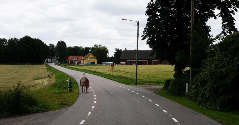 19 Ska utformas med: 2 breda vägrenar på vardera sida som är främst avsedda för cyklister och gående, men får användas tillfälligt av bilar (enl lagstiftning) en körbana i mitten som tydligt har