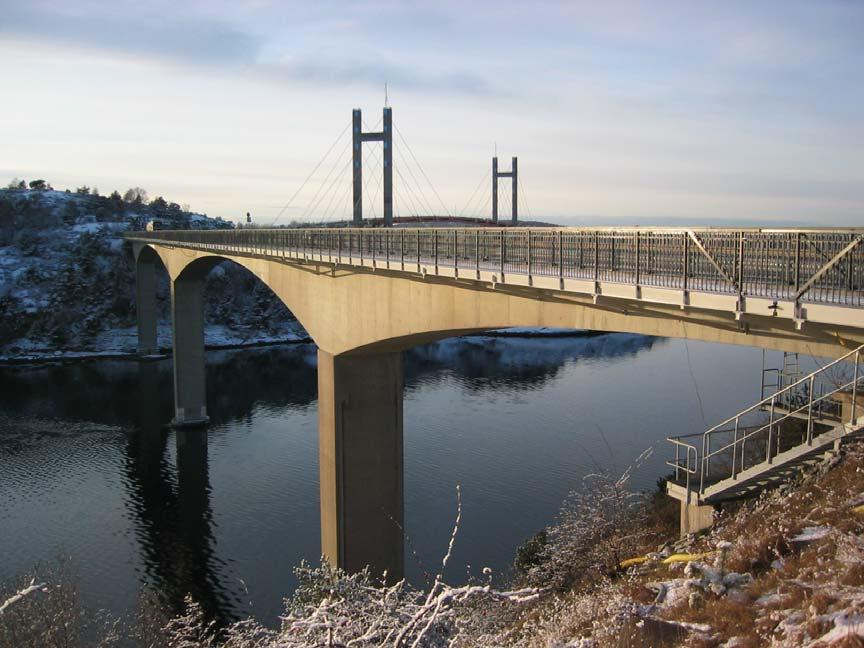 stål, vilar i ytterkanten på konsoler förankrade i brolådan och är vid innerkanten förankrad i kantbalken. Figur 5.2 Vy över Källösundsbron sedd söderifrån vid Stenungsöns landfäste.