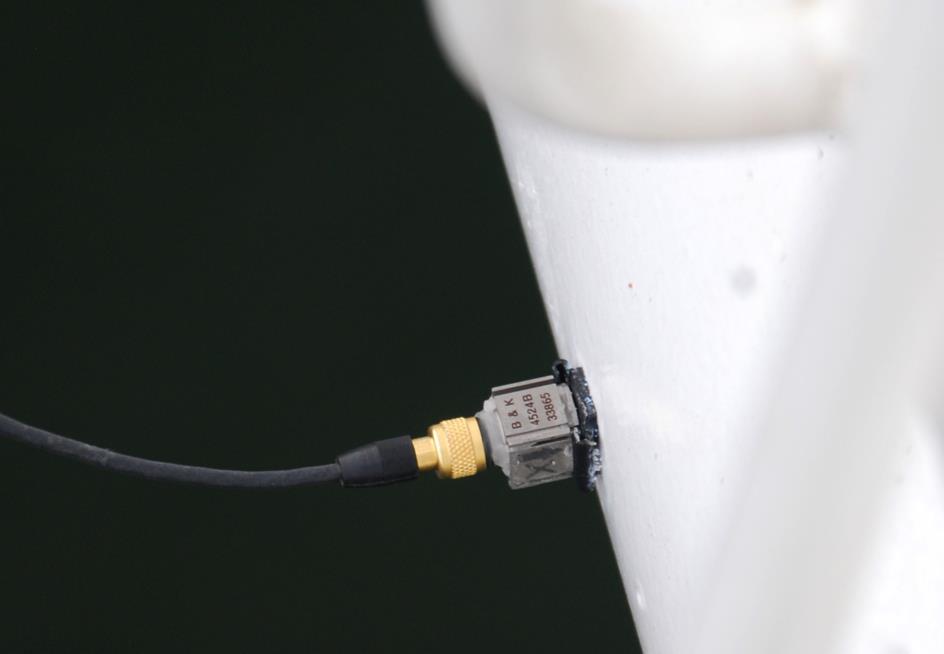 Figur 8.4 Treaxiell accelerometer monterad på en av brons longitudinella balkar. 8.1.