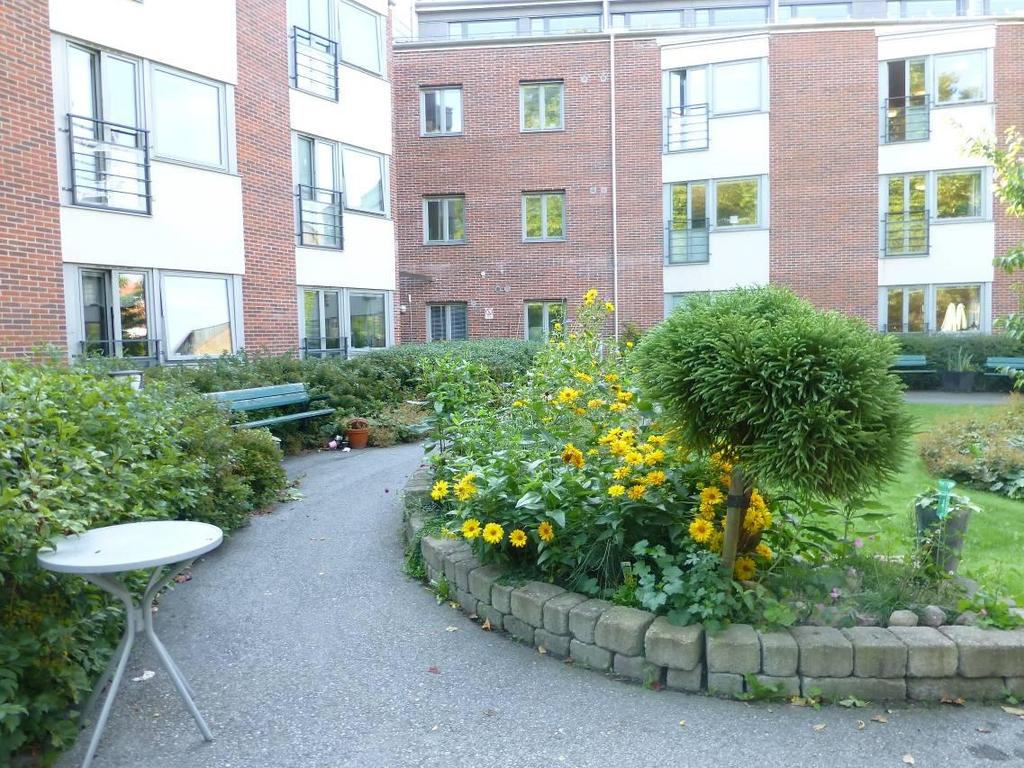 Fakulteten för landskapsarkitektur, trädgårdsoch växtproduktionsvetenskap Skötsel av utemiljö i ett äldrevårdssammanhang Att bibehålla utemiljöns värde Maintenance of