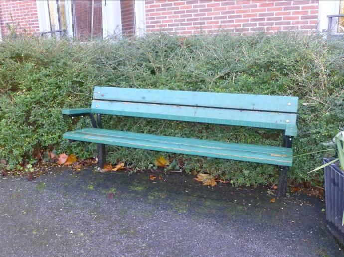 Bild 6 & 7. Häck bakom sittplats. En häck bakom sittplatsen kan kännas väldigt ombonad och trevlig.