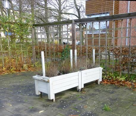 Bänkarna på bilderna 15 och 16 är rätt utformade med en bra stabilitet samt rygg- och armstöd. Dessutom är de bra utplacerade. Bänken på bild 15 har placerats i kanten av gångstigen.