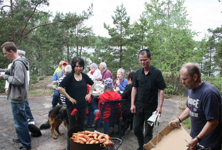 MORSDAG FIRANDE 19.5, Helsingfors Föreningen firade Mors Dag med smörgåstårta till 9 mammor på föreningens lokal. Det blev trevlig gemenskap och samvaro. ÅRSMÖTE 23.