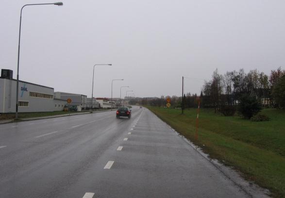 I korsningarna finns bitvis trottoarer men dikena fortsätter att kanta vägbanan. Enligt trafikmätningen 2012 varierar trafikmängden på Malmvägen mellan 5 800 och 9 300 fordon per dygn.