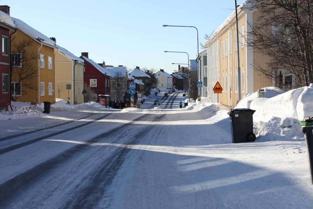 Effekter och konsekvenser Trafik En omledning längs Adolf Hedinsvägen innebär att framkomligheten blir begränsad då vägen är brant med många korsningar. Trafikmängden kommer att öka på vägen.