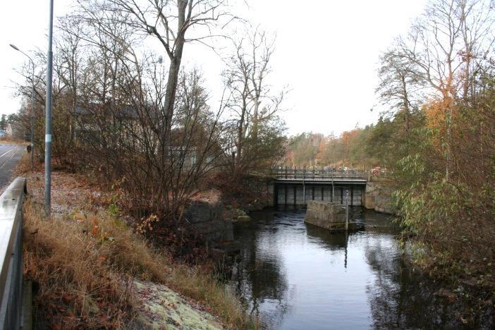 Eftersom vattenmagasinet till det nuvarande kraftverket utgörs av Långsjön och utloppet sker via tunnel, är vattenflödet genom och