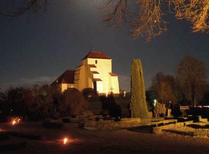 00 Mässa i kyrkan som är upplyst med endast levande ljus. 17-20 KIVIKS KAPELL är öppet, glaskorset belyst, stilla musik och eftertanke.