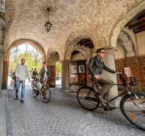 En stolt Anders Almgren, kommunstyrelsens ordförande, tar emot pris för arbetet med hållbara transporter i Almedalen sommaren 2016.