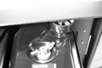 Underhåll 5.3 Luftfilter 5.3.1 Kontroll av luftfilter: Kontrollera filterkåpans luftintag, tag bort löst skräp, torra blad etc.