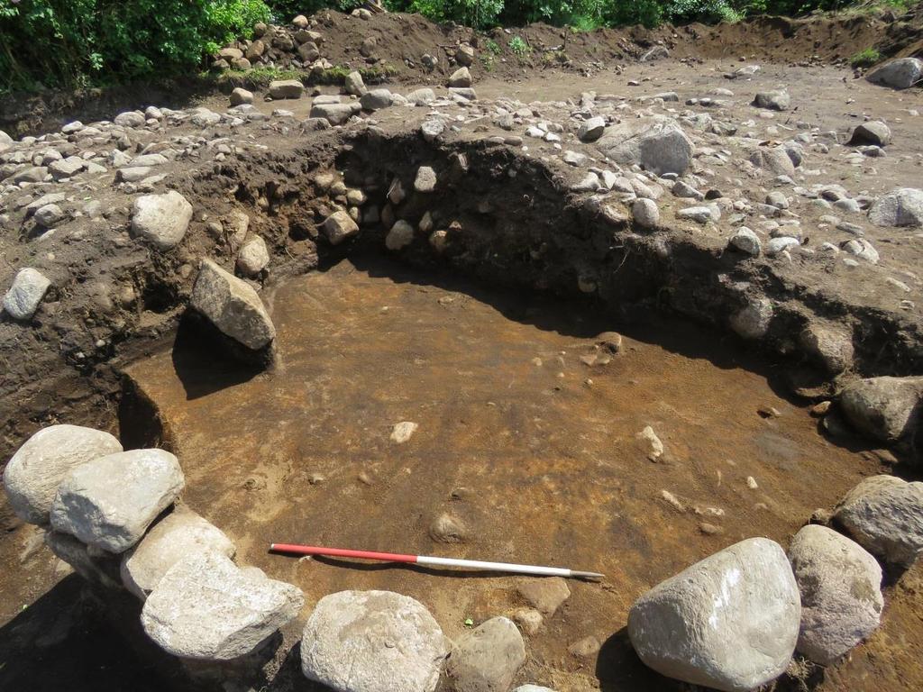 Figur 12. Ardspår i botten av A101. Sett mot SÖ. Fotograf: Krsitine Ledsten 6.2 FUNNMATERIALE Vi gjorde ett antal fynd som katalogiserades under C60325. De fick alla separata undernummer.