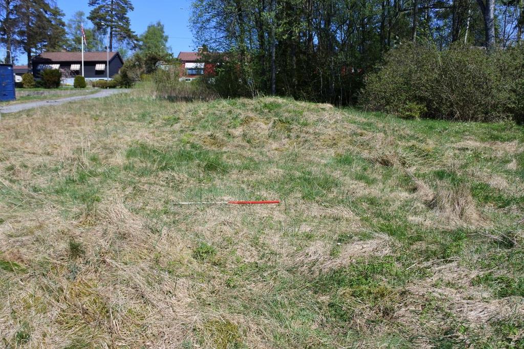 Kan det observeras rester efter ritualler eller handlingar i förbindelse med gravläggningen? Är det några föremål bevarade i graven och var är de i så fall placerade?
