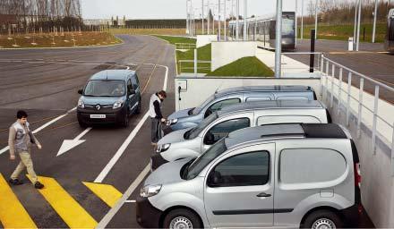 Med laddare för sällanbruk (10 A/230 V/2,3 kw) Med flexiladdaren kan du någon gång ibland ladda din Renault Kangoo Z.E. i ett vanligt 230 V-uttag. En full laddning tar då 17 timmar.
