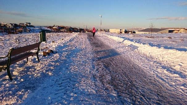 Arnarnesvegi að Blásölum (hluti 2). Samtals voru þetta rétt rúmlega 2 km. Í viðauka má sjá kort af leiðinni. 5.2.1 Aðstæður í Kópavogi við upphaf tilraunar Stígarnir voru ekki skoðaðir sérstaklega áður en þeir voru sópaðir og saltaðir með pækli í fyrsta sinn.