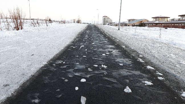 Allur snjór/ísing/klaki vel hreinsaður nema þar sem eldri klaki var frá því áður