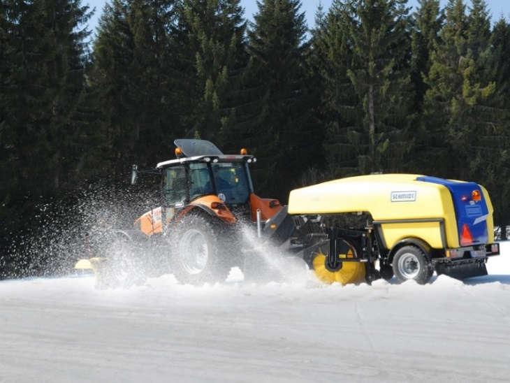 7 Dæmi um sérhæft tæki til snjósópunar Til þess að fá upplýsingar um nýjustu tækin, var samband við einn innflutningsaðila og hann beðinn um að senda okkur upplýsingar um tæki sem hann þekkti.