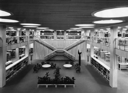 BIBLIOTEKET I STADSHUSET I november 1968 invigdes det nuvarande biblioteket i stadshuset, som då var helt nybyggt.