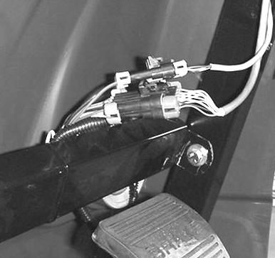 6. Montera Spray Pro-monitorn över vagnsbultarnas huvuden (fig. 3) och säkra genom att dra åt rattarna. 7. Koppla ledningskontakterna på Spray Pro till ledningskontakterna under instrumentbrädan (fig.