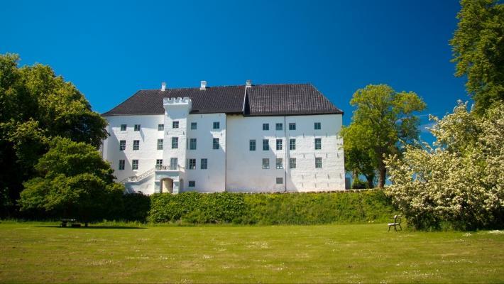 Dragsholm Slott (25.3 km) Det är möjligt att besöka slottet och äta gott i restaurangen samt delta i de historiska guidade turerna under vilka ni kan möta något av slottsspökena om ni har tur.