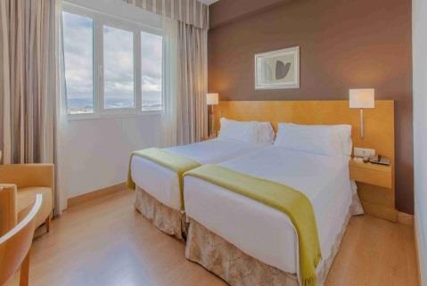Rummen är utrustade med klimatanläggning, TV, minibar och hårfön på badrummet.