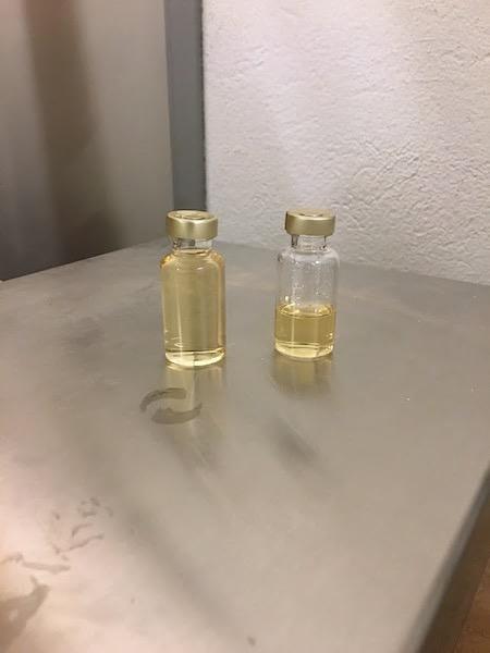 Bild 5.3. Vätska som droppat från skiva F i RF 100% (ampullen till vänster) och RF 94% (ampullen till höger).