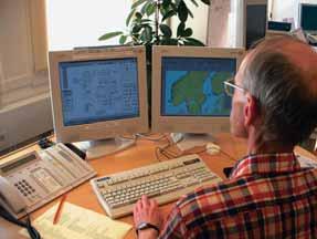 kontakt med flygledningen, skriver SIGMET vid behov, sköter konsultation m.m. I Sundsvall är det en meteorolog som har hand om norra Sveriges flygväder.