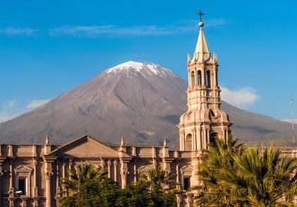 Dag 4: Arequipa Denna morgonen äter vi en lätt frukost på bussen medan vi lämnar öken bakom oss och åker upp i de svala högländerna. Vi anländer till den magnifika kolonial staden Arequipa.