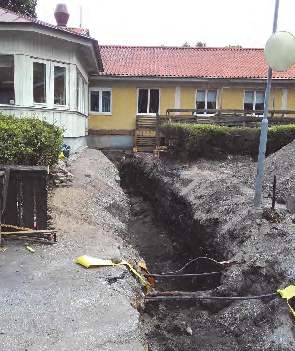 Figur 3. Översiktsbild som visar schaktet i kvarteret Humlegården. Foto från söder av Jonas Ros. Figur 4. Schaktet sträckte sig ut i Stora gatan. Foto från sydväst av Jonas Ros. Sektion 1.