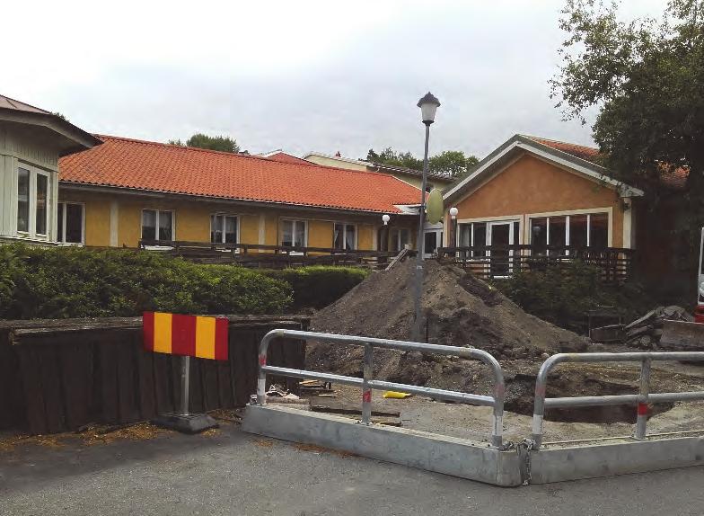 Sektion 1 upprättades i passagens östra vägg (figur 2 och 6). I sektionen framkom lager som tolkas vara golvnivåer och husrester och flera av dessa ses i sektionen mellan 7,7 och 11,4 meter (figur 6).