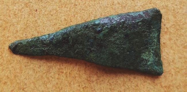 Figur 15a. Nålhus (F1). Längd 63 mm. Foto Jonas Ros. Figur 15b.