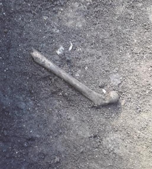 Figur 16. Närbild som visar inskriften på runbenet. Foto Jonas Ros. Lårben från människa I lager 5 vid 11 13 meter påträffades ett lårben från en människa (F45, figur 7 och 17).