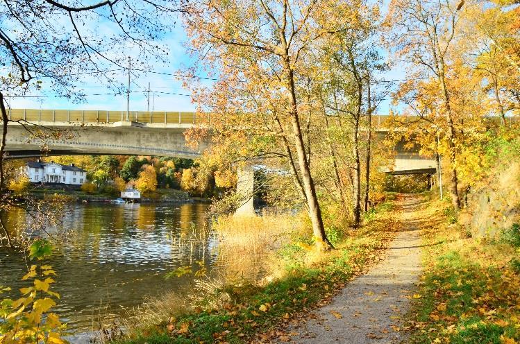 Cyklar man eller går längs med de lägre delarna av landskapet