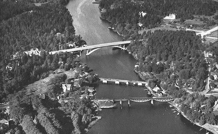 19 (47) Fig 7. Stocksundets väg- och järnvägsbroar 1934. Bågbron för landsvägstrafik håller på att färdigställas.