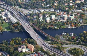 20 (47) BROAR ÖVER STOCKSUNDET Färjorna över Stocksundet var länge den enda förbindelsen