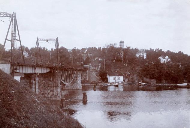 År 1716 stod den första flottbron klar och 1826 byggdes en första fast bro.