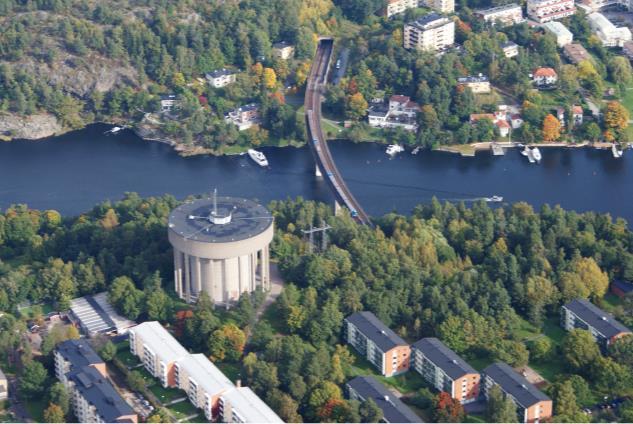 Den gamla järnvägsbron från 1885 i illustrationen ovan demonterades 1997, bropelare från den