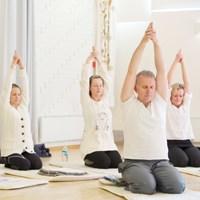 MediYoga MediYoga är en svensk terapeutisk yogaform som alla kan göra efter sin egen förmåga.