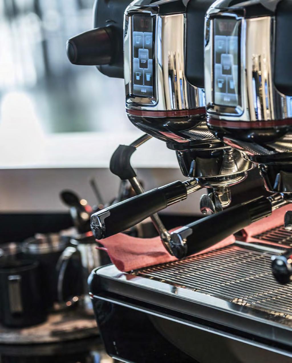 INTERVJU VARJE SVENSK, UTSLAGET på ung som gammal, dricker i genomsnitt 3,2 koppar kaffe per dag.