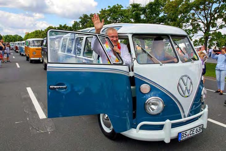 Vi befinner oss på campingplatsen i närheten av Volkwagens Autostadt i Wolfsburg som är knökfull av Folkabussar. Tävlingen Show and Shine är igång och han fortsätter.