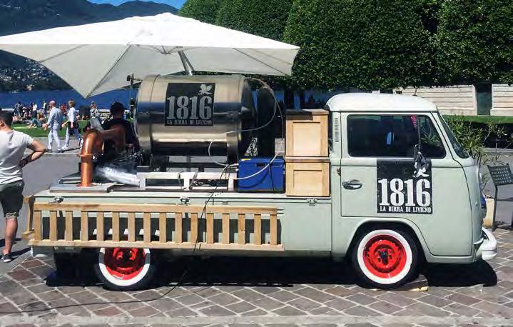 REPORTAGE ETT ENKELT BÅTGARAGE i Como. Ja, jädrars. VW-TRANSPORTKOMPIS på strandpromenaden i Como. Finaste ölbilen. JAG FICK HETA DR APEX UNDER HELGEN. DET TAR JAG SOM EN KOMPLIMANG, TROR JAG.